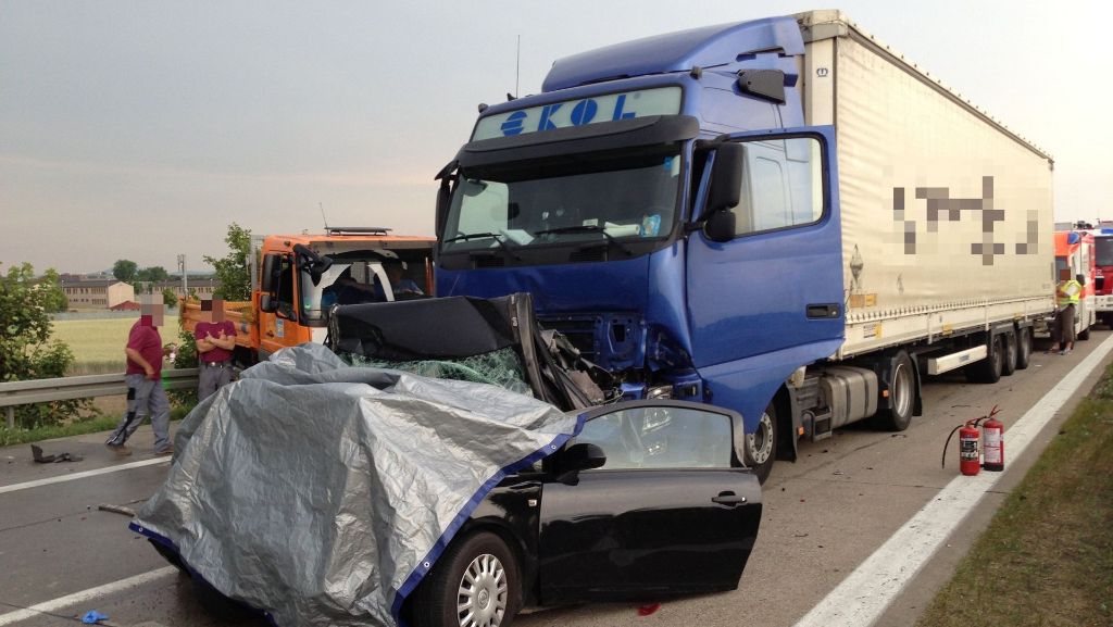  Bei einem schweren Verkehrsunfall auf der Autobahn 6 sterben zwei Menschen. Als Verursacher ist ein Lkw-Fahrer angeklagt. Er berichtet von einem plötzlichen Spurwechsel. 
