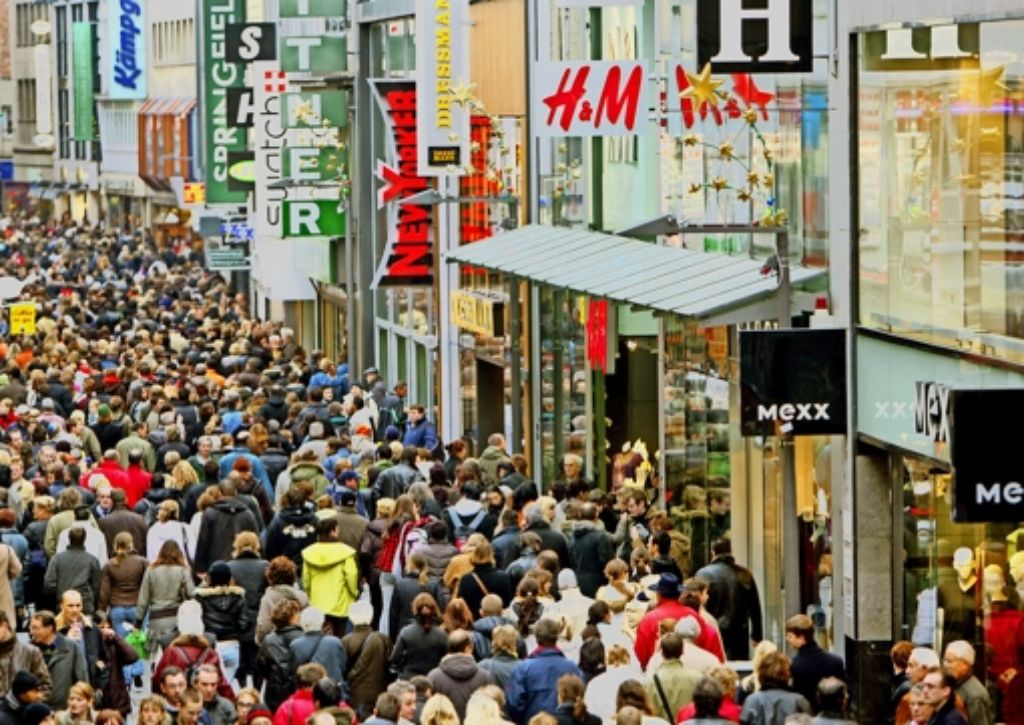 Menschenmassen im Zentrum: wie hier in Köln sieht es an manchen Tagen auch in anderen deutschen Großstädten aus. Foto: dpa