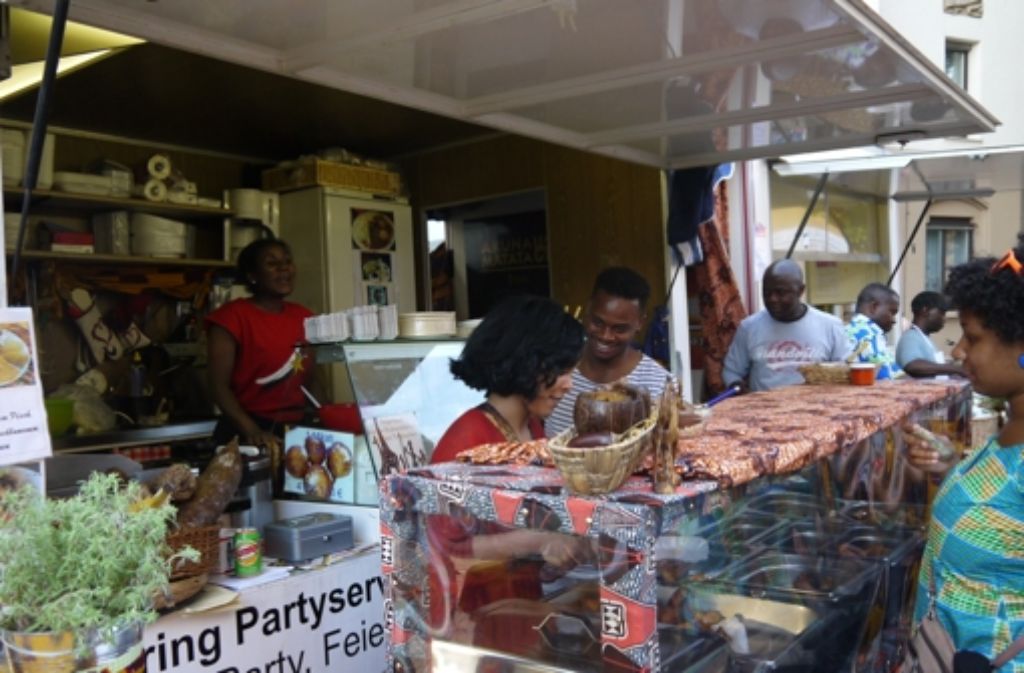 Auch kulinarisch ist das Afrika-Festival auf dem Erwin-Schoettle-Platz ein Erlebnis. Foto: Nina Ayerle