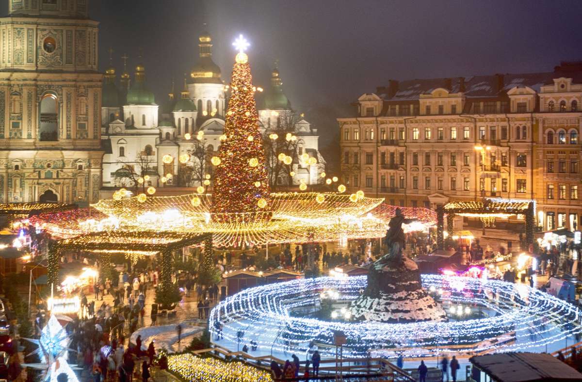 Ukraine, Kiew: Menschenmengen feiern das neue Jahr um den Weihnachtsbaum vor der St. Sofia-Kathedrale.