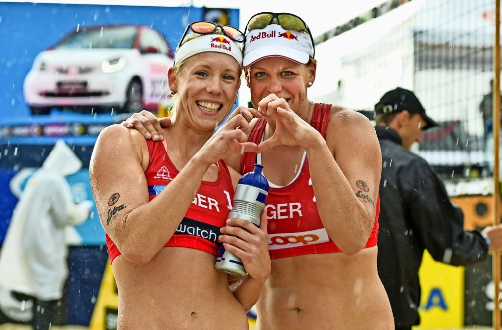 Viel Herzblut für  ihr Unternehmen: Die Beachvolleyballerinnen Karla Borger (li.) und Britta Büthe. Foto: Tom Bloch