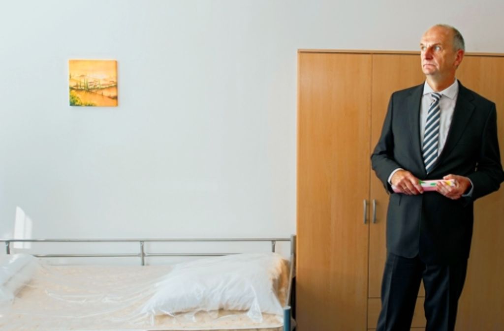 Brandenburgs Innenminister Dietmar Woidke zeigt die Ausstattung. Foto: dpa