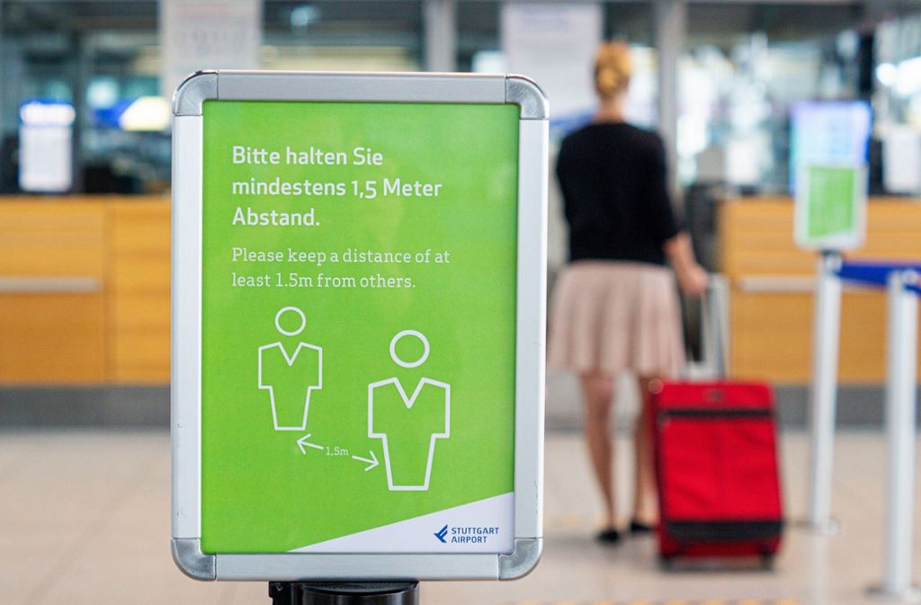 Auch am Flughafen Stuttgart gelten die gängigen Corona-Regeln wie Maskenpflicht und Mindestabstand.