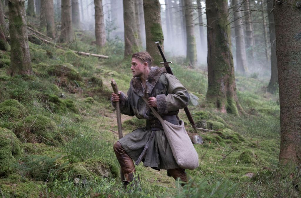 Arthur (Charlie Hunnam) mit Excalibur auf dem Rücken.