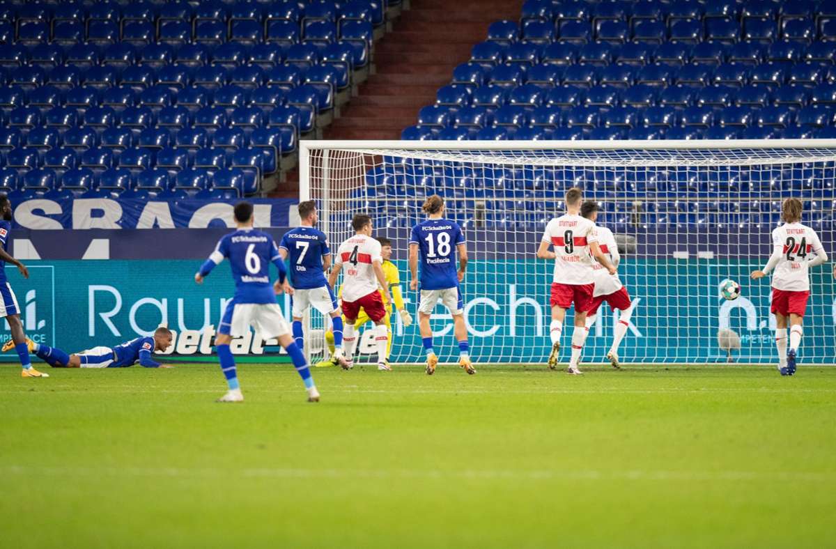 In der 30. Minute klingelt es dann im Kasten von Gregor Kobel: Malick Thiaw köpft zum 1:0 für Schalke ein.