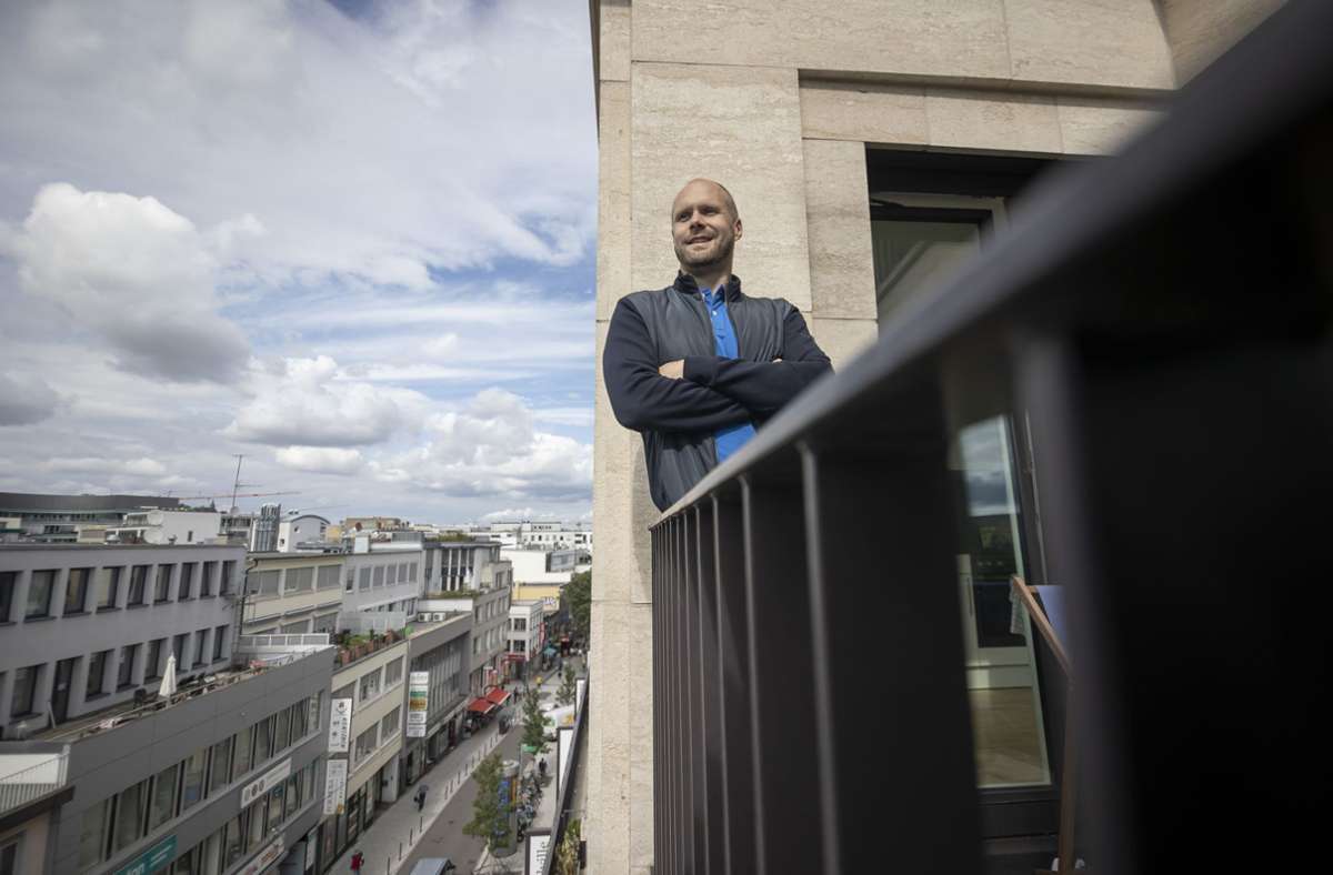 Markus Schäfer auf dem Balkon seiner Zweizimmer-Wohnung, von dem aus er auch die Ereignisse der Krawallnacht en detail verfolgen konnte.