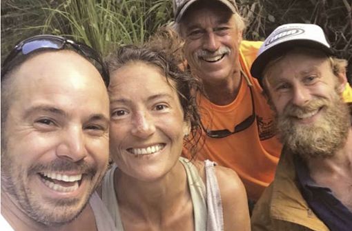 US-Wanderin Amanda Eller (2.v.l.) lächelt gemeinsam mit ihren Rettern auf Hawaii. Foto: dpa