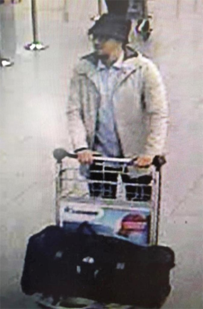 Die Polizei hat ein Fahndungsfoto eines Terrorverdächtigen veröffentlicht.