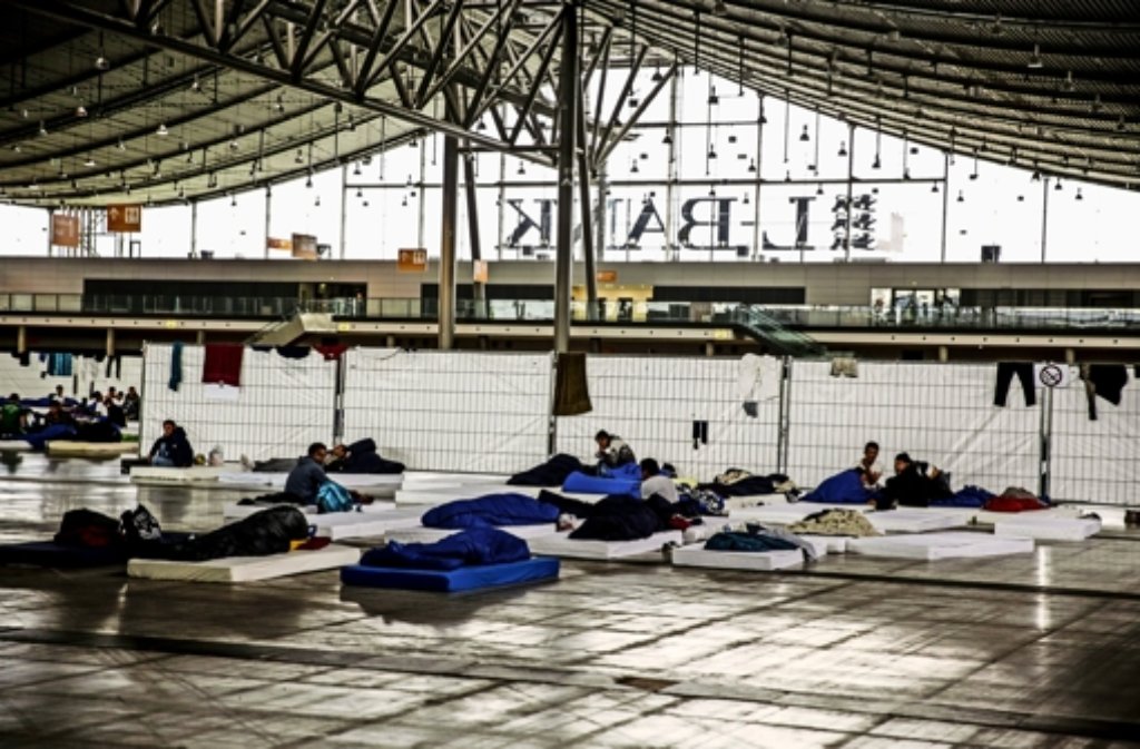 7. Oktober: Anfang Oktober kamen knapp 2000 Flüchtlinge in der Notunterkunft in Halle 1 der Messe Stuttgart an. Was weiter mit ihnen geschehen wird, wussten weder sie noch die Behörden. Hier geht es zum Artikel