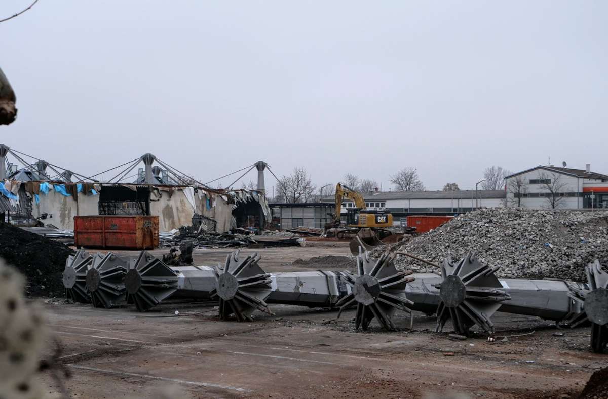 Bereits demontierte Stahlträger des Depotdachs lagern noch auf dem Gelände.