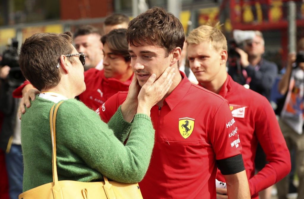 Ferrarifahrer Charles Leclerc tröstet die Mutter von Anthoine Hubert.