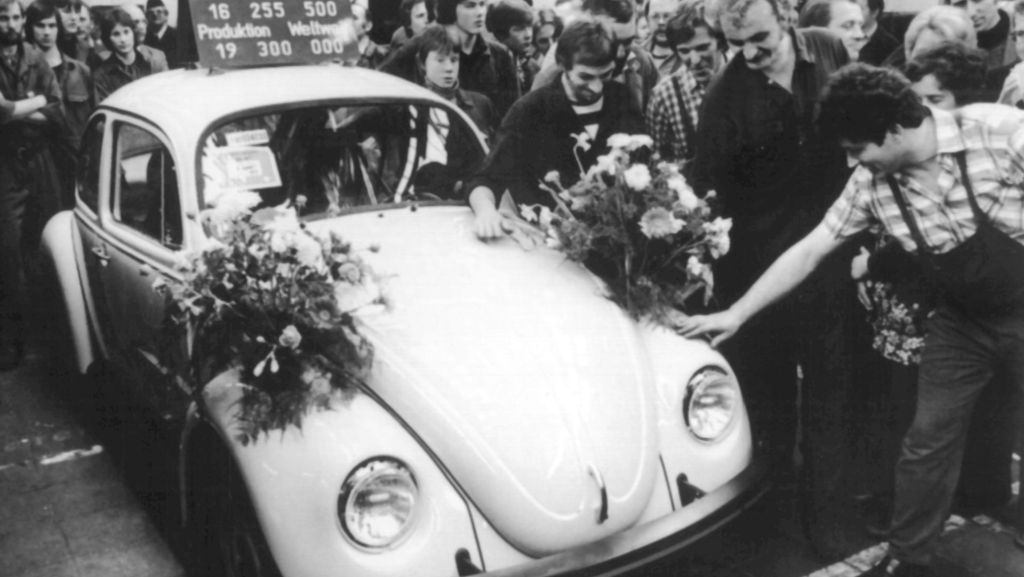  Mit dem letzten Käfer aus dem Emder VW-Werk endet 1978 die Europa-Produktion des erfolgreichen Volkswagen. Als Kultauto fährt das knuffige Modell weiterhin um die Welt. 