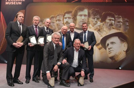 Acht Vertreter der Gründungself der Hall of Fame des deutschen Fußballs. Foto: dpa/Ina Fassbender
