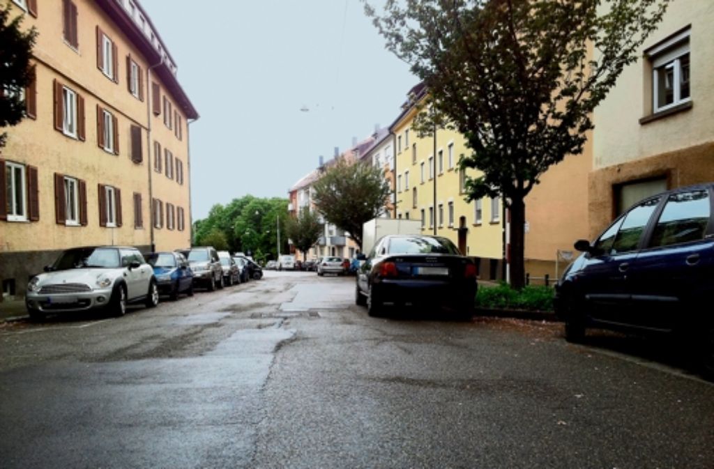 In vielen Bereichen in Stuttgart-Ost wie in der Klingenstraße sind Parkplätze knapp. Foto: Jürgen Brand