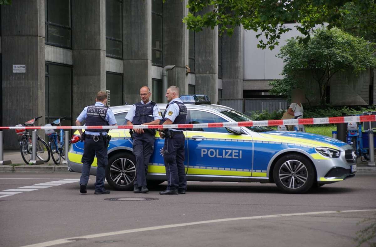 In einem Gebäude in der Nähe der Uni Stuttgart sind am Montag zwei Tote gefunden worden.