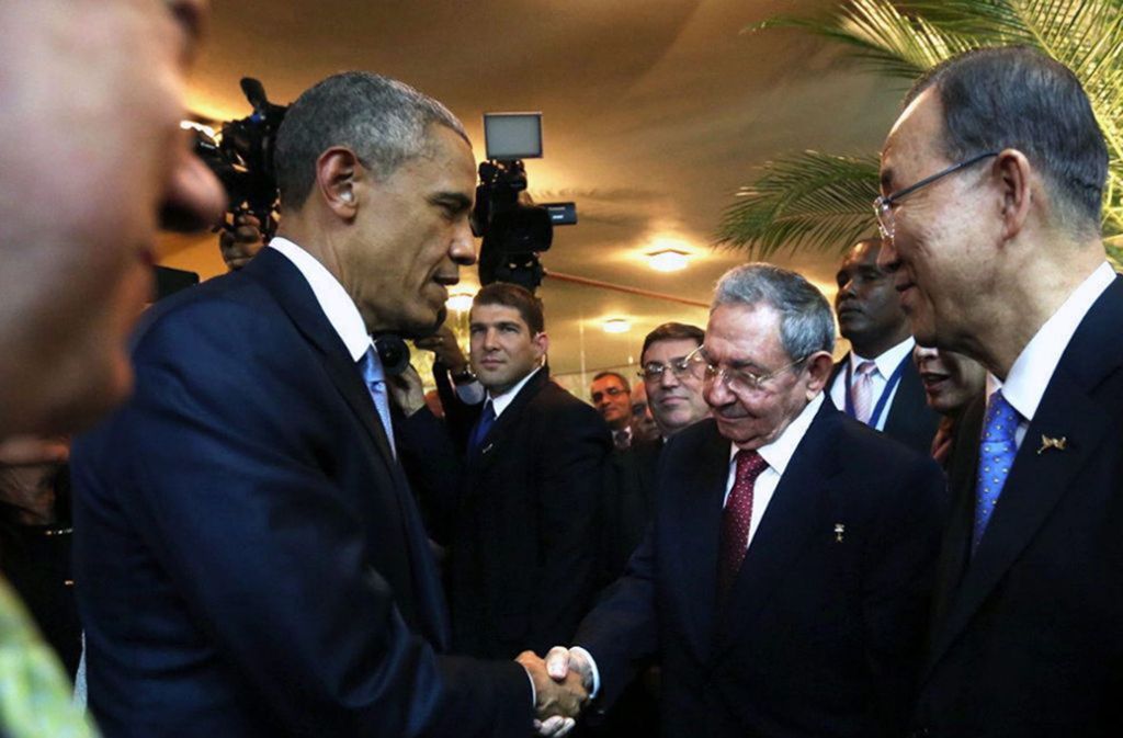 Handschlag für die Geschichtsbücher: US-Präsident Barack Obama (li.) schüttelt seinem kubanischen Counterpart Raul Castro (Mi.) am 10. April 2015 in Panama City die Hand.