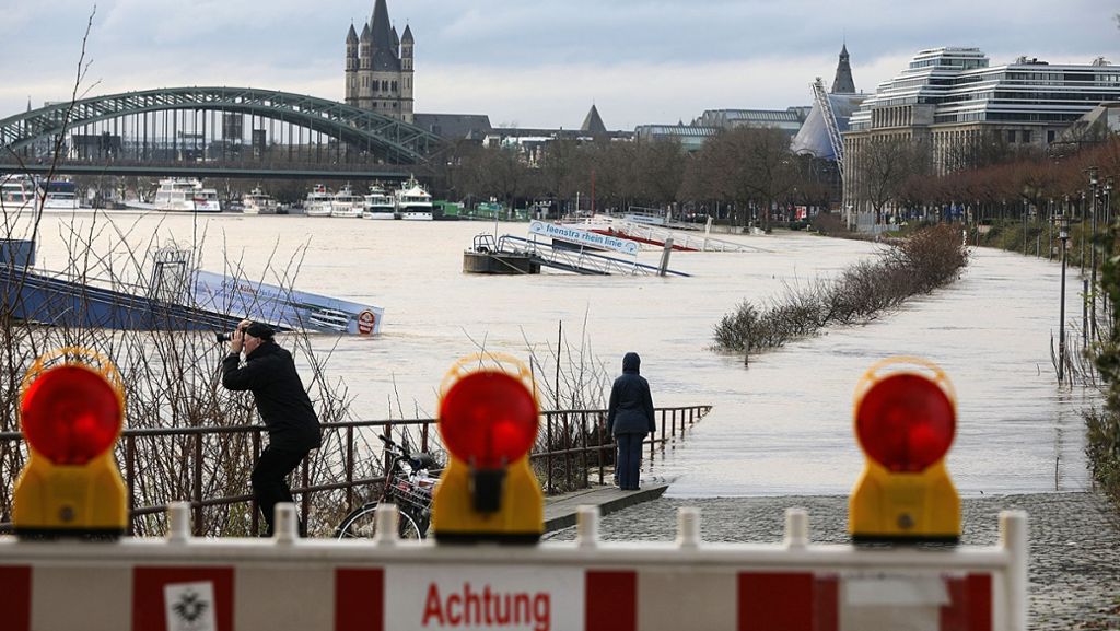  Häuser und Straßen wurden überschwemmt, Feuerwehr und Anwohner hatten sich gewappnet: Hochwasser hat vielen Menschen an Rhein und Mosel und auch in anderen Regionen ein ungemütliches Wochenende gebracht. Entspannung ist in Sicht. 