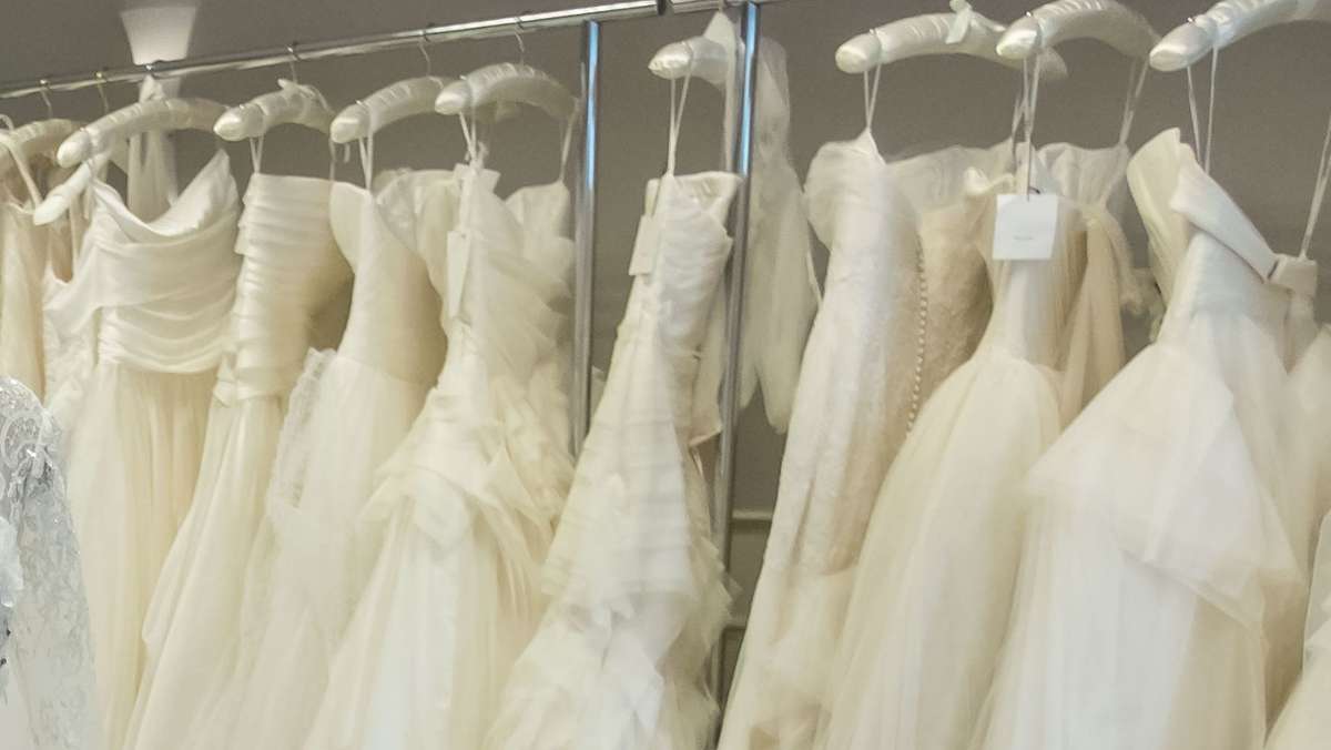 Freiburg: Dutzende Brautkleider aus Geschäft geklaut
