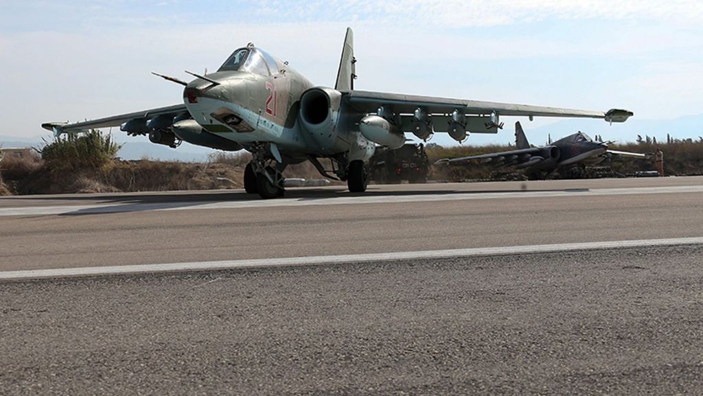  Berichten zufolge haben syrische Rebellen einen russischen Kampfjet abgeschossen. Der Pilot sei zunächst mit dem Fallschirm abgesprungen und dann am Boden erschossen worden. 