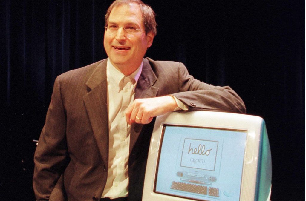 Im Jahr 1998 stellte Steve Jobs den neuartigen Kompaktcomputer iMac vor. Vorher hatte Apple mit finanziellen Problemen zu kämpfen. Ausgerechnet Bill Gates, der Microsoft-Gründer und größte Konkurrent investierte 150 Millionen Dollar und versprach, auch in Zukunft Microsoft Office für den Mac zu entwickeln. Man vermutet, dass Gates damals das Kartellamt beruhigen wollte, das Microsoft wegen des Browser-Krieges mit Netscape im Auge hatte.