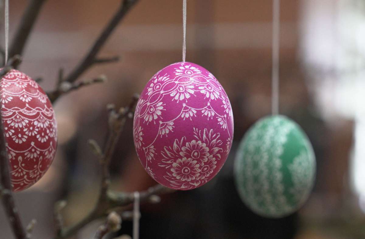 In der Schorndorfer Künkelin-Halle sind derzeit echte Eier-Kunstwerke ausgestellt.