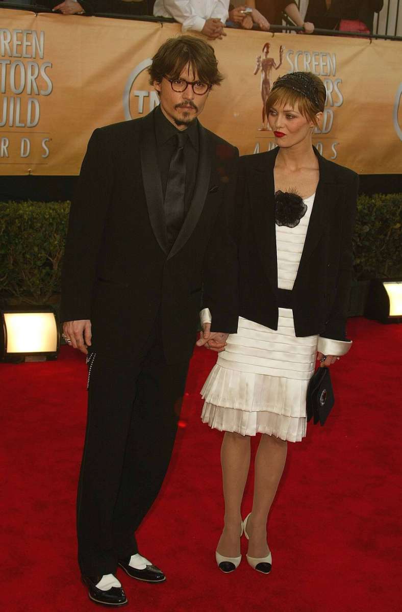 Seine längste Beziehung hatte Depp mit der Französin Vanessa Paradis. 14 Jahre, von 1998 bis 2012, waren der Schauspieler und die Sängerin ein Paar. Paradis und Depp haben zwei Kinder miteinander, Lily Rose und Jack.