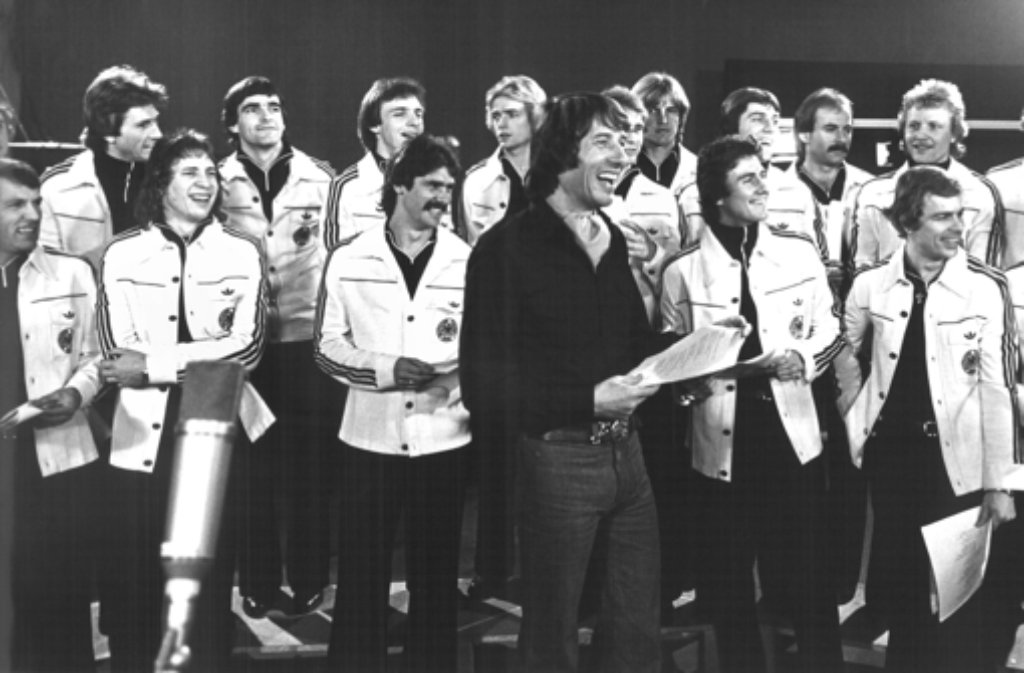 Zur Fußball-Weltmeisterschaft 1978 komponiert Udo Jürgens den offiziellen WM-Song der deutschen Nationalmannschaft, „Buenos días, Argentina“. Für die WM 1990 singt Jürgens den offiziellen Song „Sempre Roma“ ein.