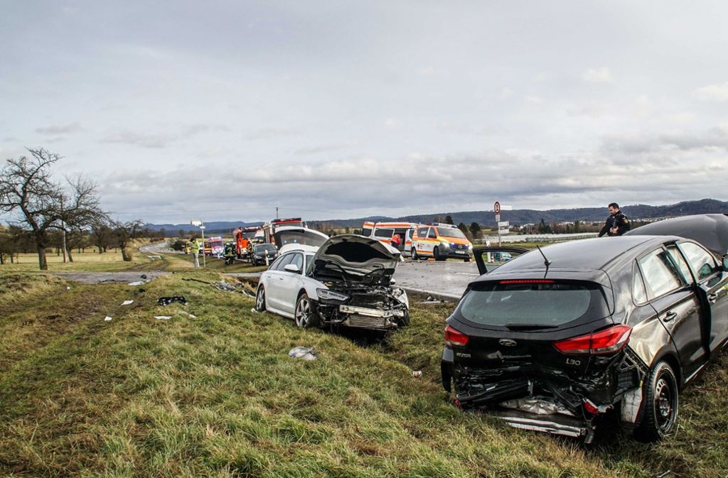 Sowohl die 34-jährige Hyundai-Fahrerin als auch die beiden 24-jährigen Insassen des Audi wurden schwer verletzt und ...
