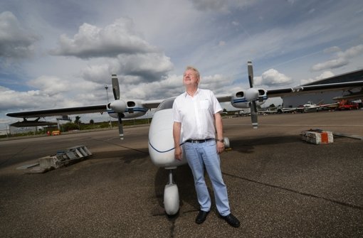 Hagelflieger Rainer Schopf steht in Stuttgart vor seinem Flieger. Foto: dpa