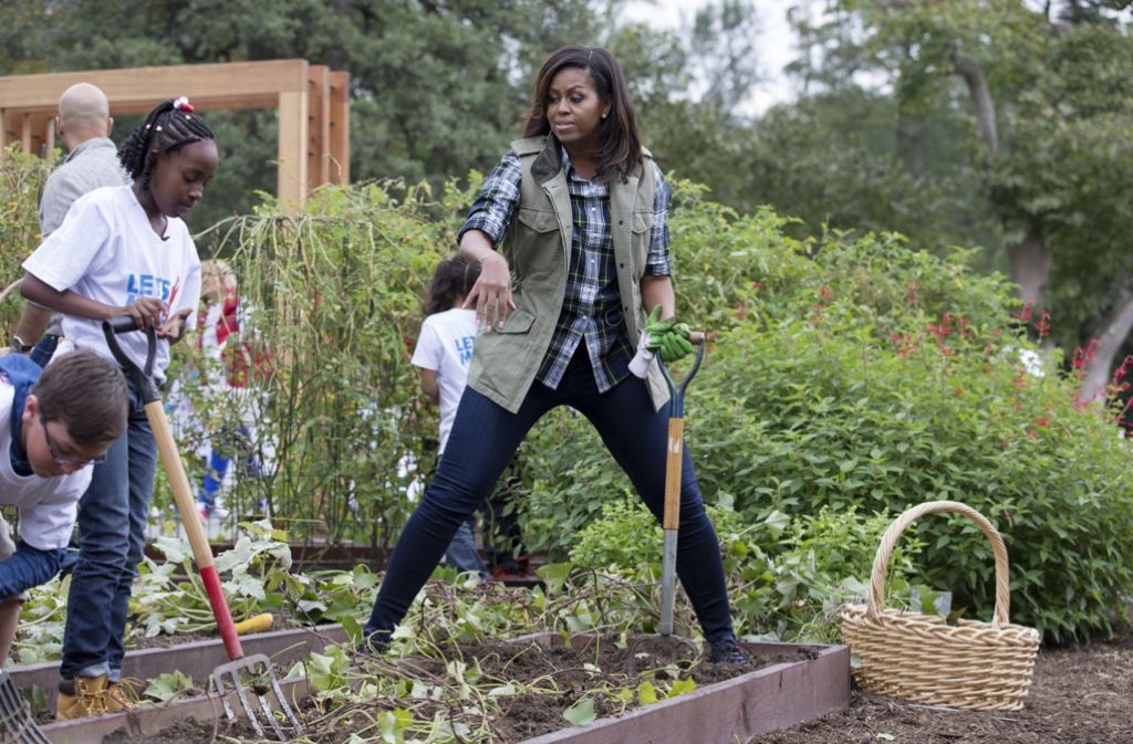 Auch im Holzfäller- beziehungsweise Gärtner-Look macht Michelle Obama eine gute Figur. Hier sieht man sie vor ein paar Wochen bei einer Aktion im Garten des Weißen Hauses innerhalb ihres Engagements gegen schlechte Ernährung von Kindern und Jugendlichen.