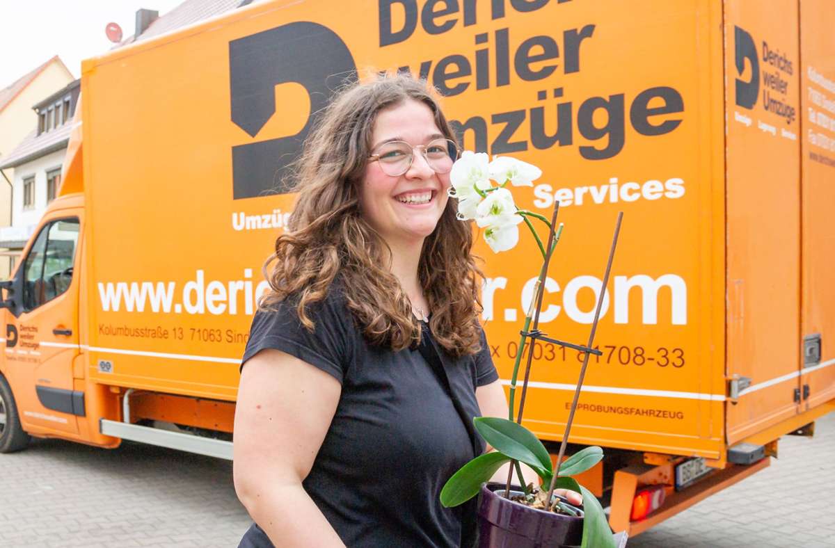 Katharina Schweizer-Wintermantel aus dem Steueramt bringt eine Topfpflanze ins Rathaus auf Zeit.