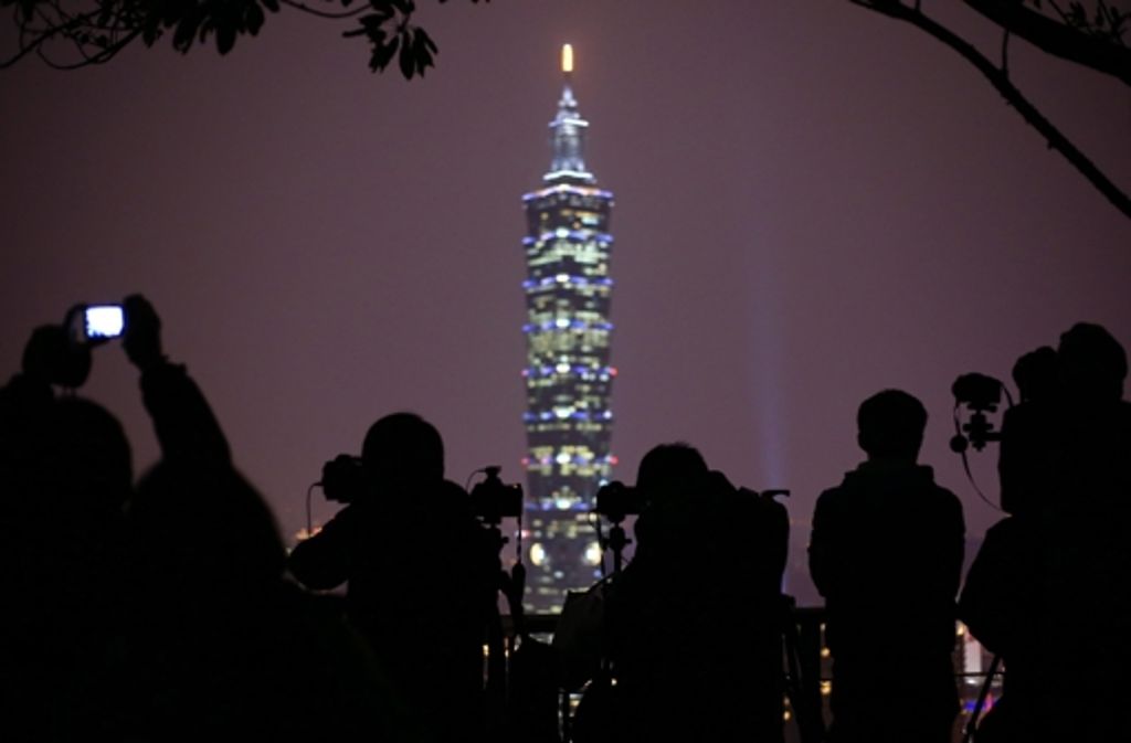 In Taiwan warteten die Menschen auf das Feuerwerk vor dem Wolkenkratzer Taipei 101 in Taipeh.