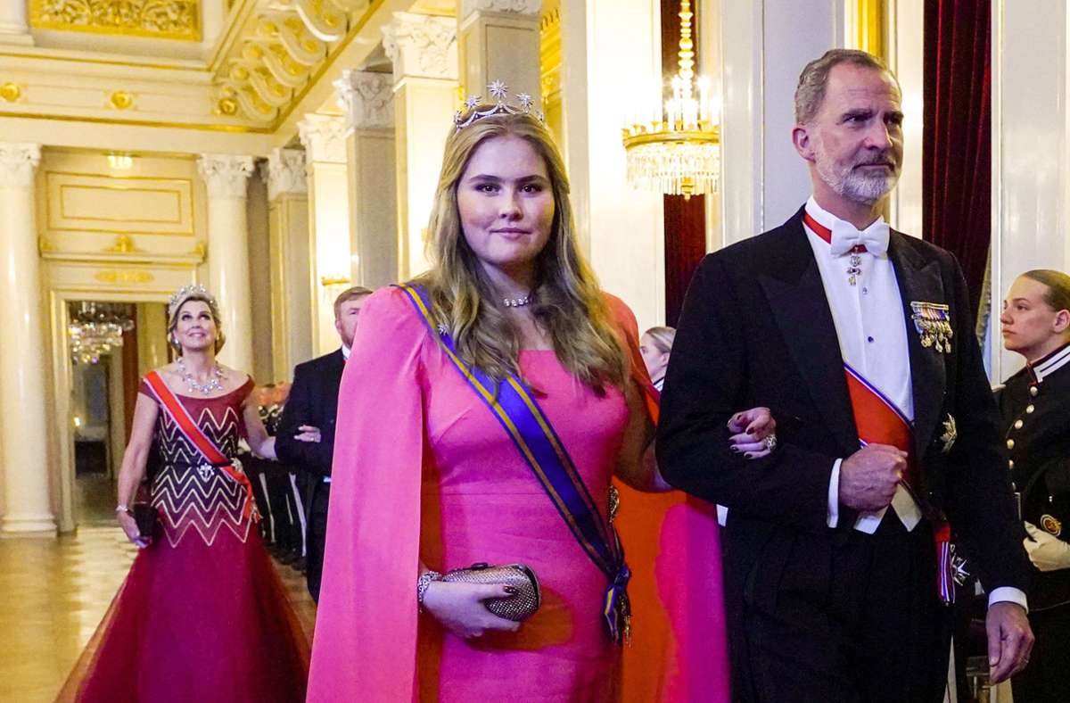 Kronprinzessin Amalia der Niederlande: Am Arm von Spaniens König Felipe kam die niederländische Thronfolgerin zu Ingrid Alexandras Geburtstagsdiner.