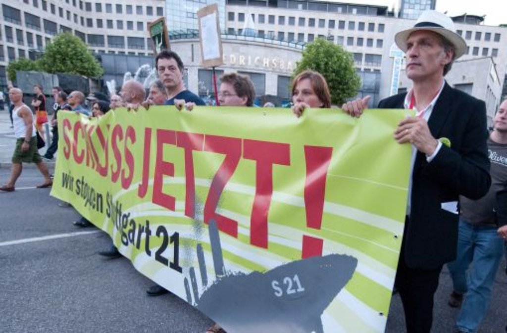 ... marschiert mit Gleichgesinnten mit Plakaten durch die Stuttgarter Innenstadt (Foto: August 2010), er ...