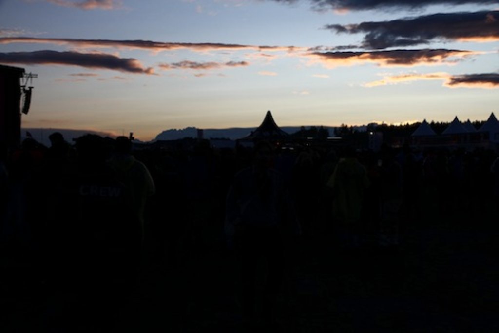 Wie eine Miniaturstadt wirkt das Festivalgelände von oben. Der Sonnenuntergang entschädigte für den Regen.