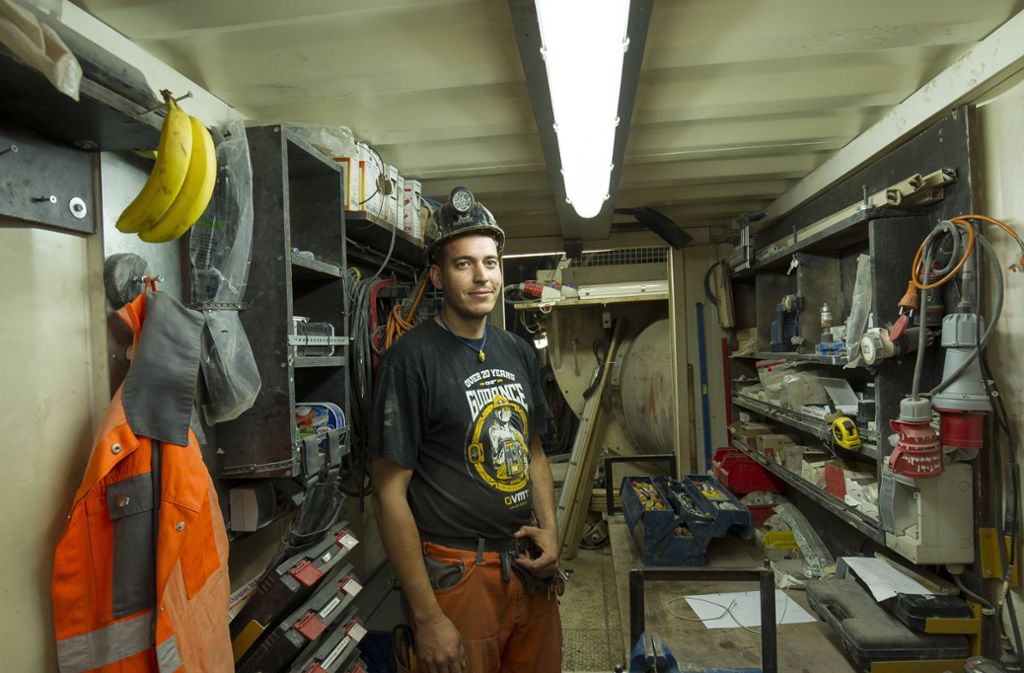 In einem Container, der auf der Tunnelbohrmaschine mitfährt, ist Ronachers Werkstatt eingerichtet.