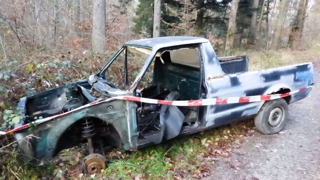 Waldenbuch im Kreis Böblingen: Autowrack im Wald entsorgt