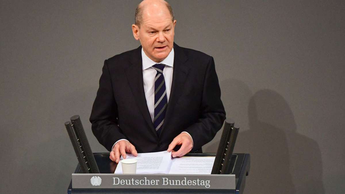  Es ist die Stunde des neuen Kanzlers: Olaf Scholz hält im Bundestag seine erste Regierungserklärung. Er skizziert die großen Leitlinien seiner Ampel-Koalition. Beim Thema Corona macht er klare Ansagen. 