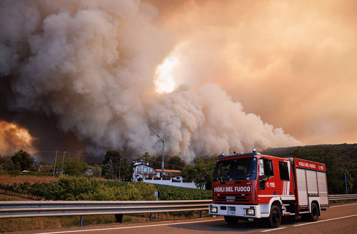 Ein Löschfahrzeug fährt zu einem Einsatz an der Grenze zwischen Miren und Nordostitalien, wo Waldbrände wüten.