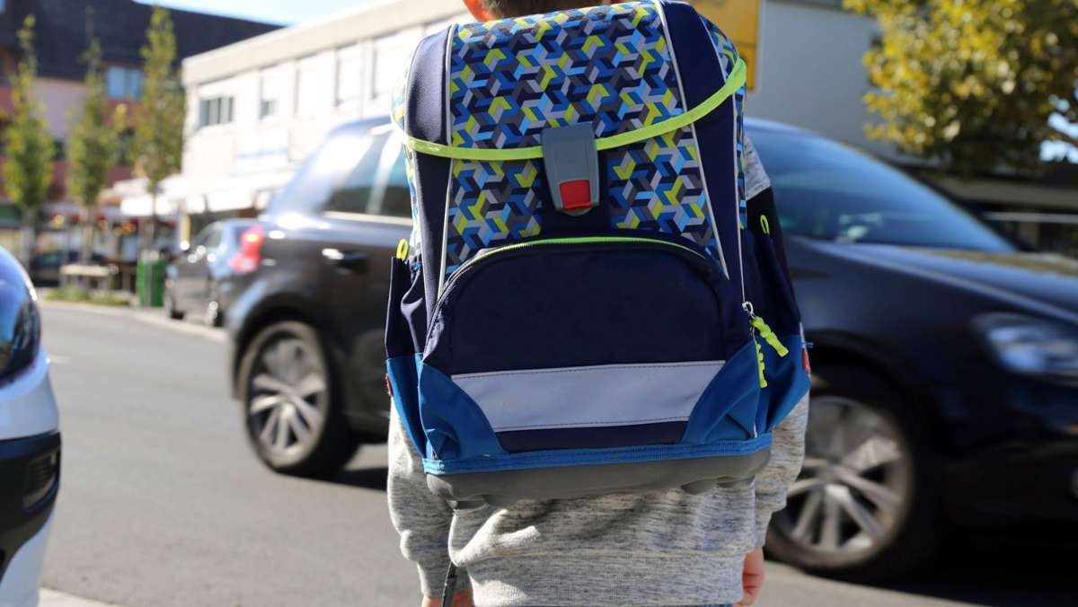  Mehrere Verbände fordern Eltern dazu auf, ihre Kinder nicht mit dem Auto zur Schule zu bringen. Was aus ihrer Sicht gegen „Elterntaxis“ spricht. 