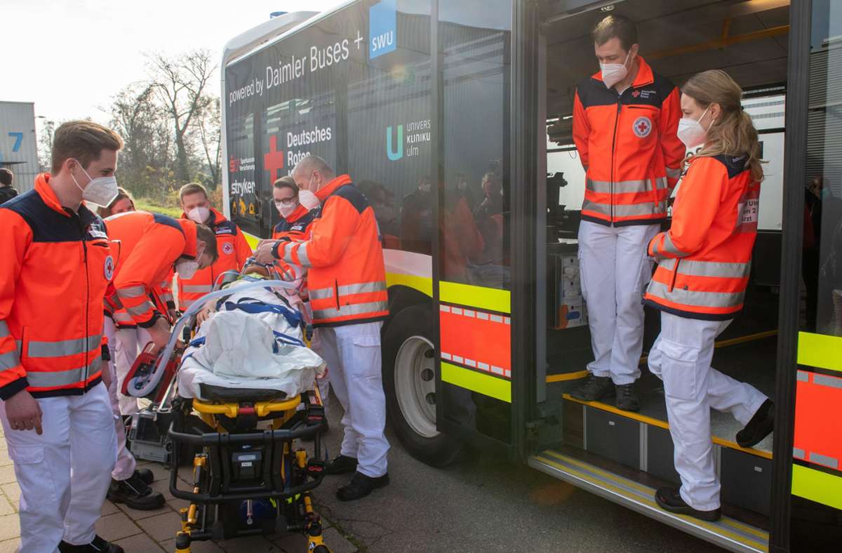 Rettungssanitäter üben am Messezentrum den Umgang mit Beatmungspatienten für den Intensivtransportbus.