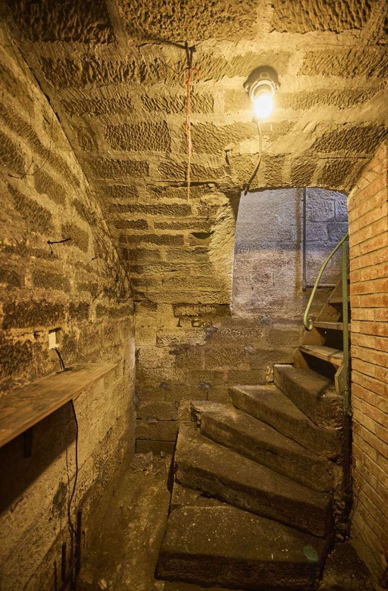 Eine Treppe führ in den Gewölbekeller
