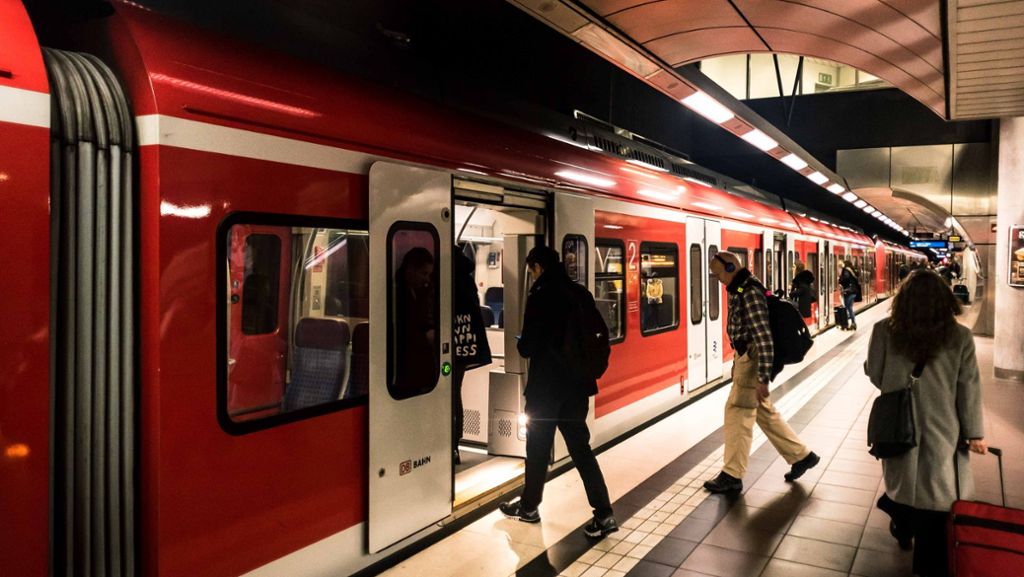 Hauptbahnhof Stuttgart: Defekte Tür legt S-Bahnen im Berufsverkehr lahm