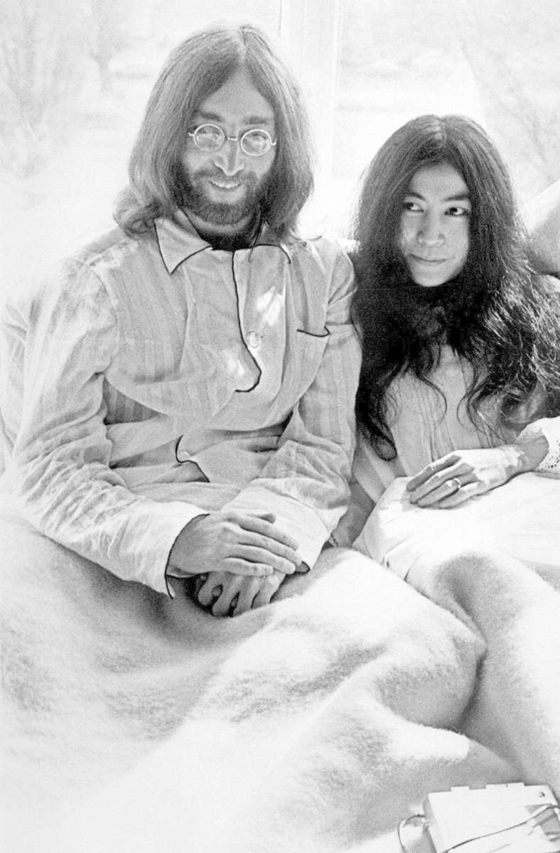 John Lennon und Yoko Ono 1969 im Hotel Hilton in Amsterdam – das Paar verbrachte eine Woche im Hotelbett, um gegen die Gewalt in der Welt und für den Frieden zu demonstrieren.