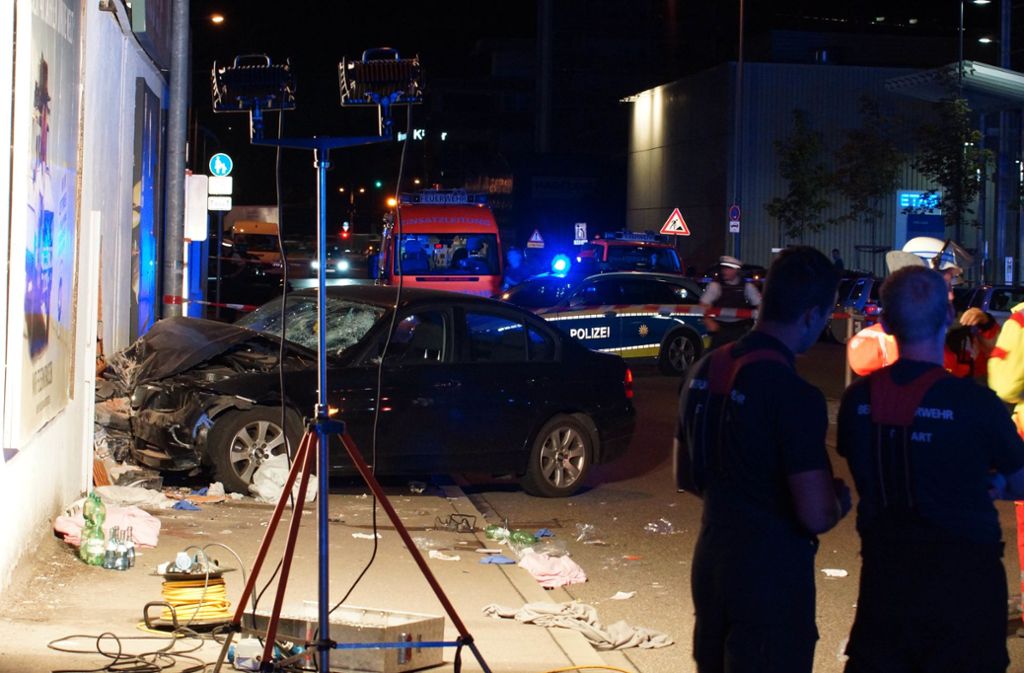 In Stuttgart-Feuerbach hat sich ein schwerer Unfall ereignet: Ein Wagen kam laut Polizei von der Straße ab und erfasste Fußgänger, ehe er in einen Supermarkt krachte. Foto: Andreas Rosar Fotoagentur-Stuttg