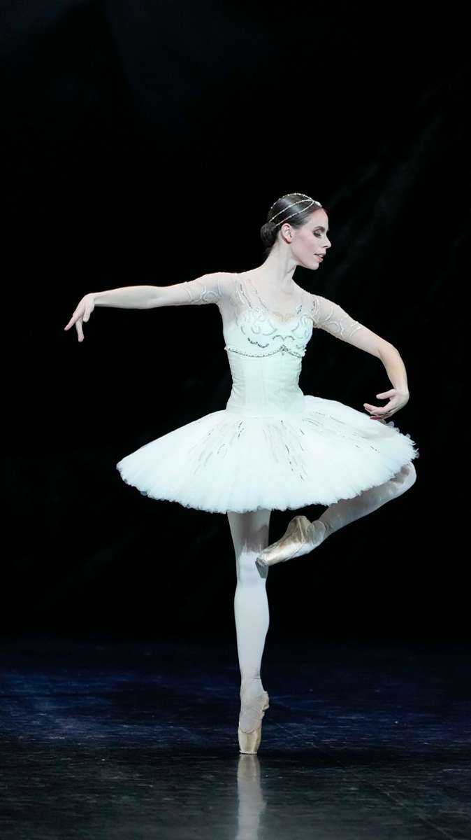 Als Nikija tanzt Elisa Badenes im „Königreich der Schatten“ mit Anmut, aber auch mit dynamischem Drive, der Perlen vom Kostüm sprengt.