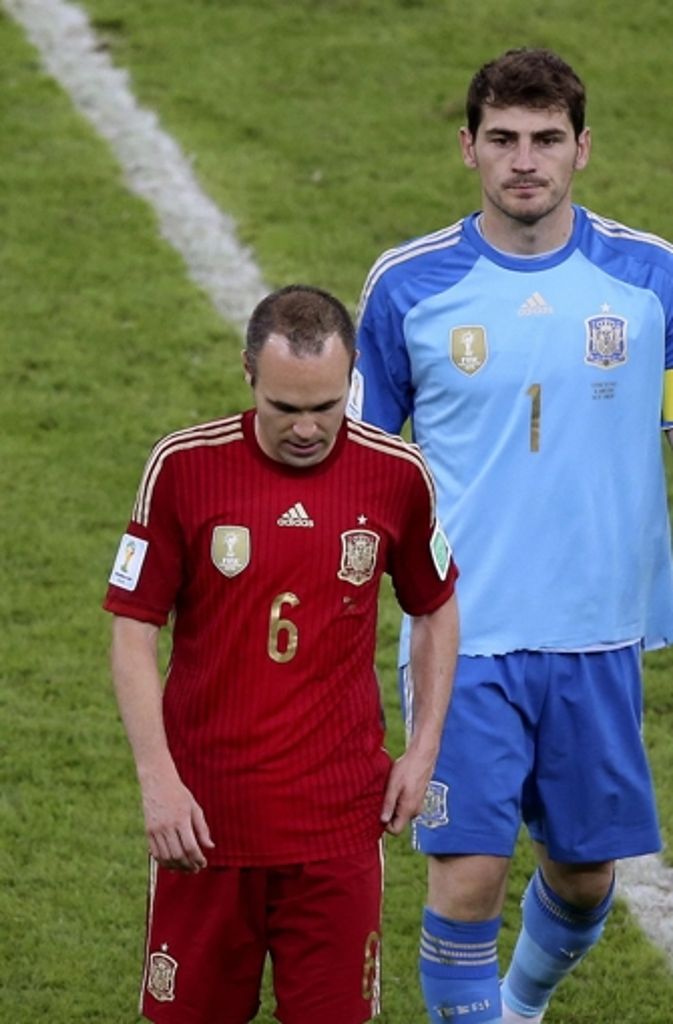 Bereits nach ihrem zweiten Gruppenspiel hatten die Spanier keine Chance mehr das Achtelfinale zu erreichen. Andres Iniesta (links) und Kapitän Iker Cassilas sieht man die Enttäuschung an.