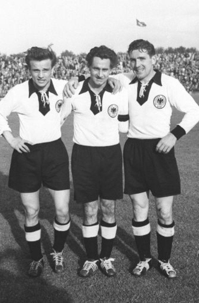 VfB-Fans werden ihn mit Sicherheit kennen: Robert Schlienz (Mitte, mit seinen Nationalmannschaftskollegen Erwin Waldner (links) und Erich Retter). Der 1924 in Zuffenhausen geborene Stürmer spielte von 1945 bis 1960 für den VfB Stuttgart. Als er 1948 bei einem Autounfall seinen linken Unterarm verlor, prophezeiten ihm die Ärzte das Ende seiner Karriere als Fußballer. Doch Schlienz kämpfte sich zurück und wurde 1955 von Bundestrainer Sepp Herberger sogar in die Nationalelf berufen. Robert Schlienz starb 1995. Bereits wenige Tage nach seinem Tod benannte der VfB Stuttgart sein Amateurstadion in Robert-Schlienz-Stadion um.