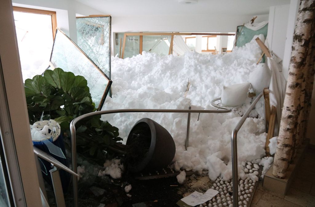 Schnee war in den Wellnessbereich des Hotel Hubertus in Balderschwang nach einem Lawienenenabgang durch die Fensterfront eingedrungen. Die Lawine mit einer Breite von 300 Metern drückte Fenster des Hotels ein, wodurch der Schnee ins Innere gelangte.