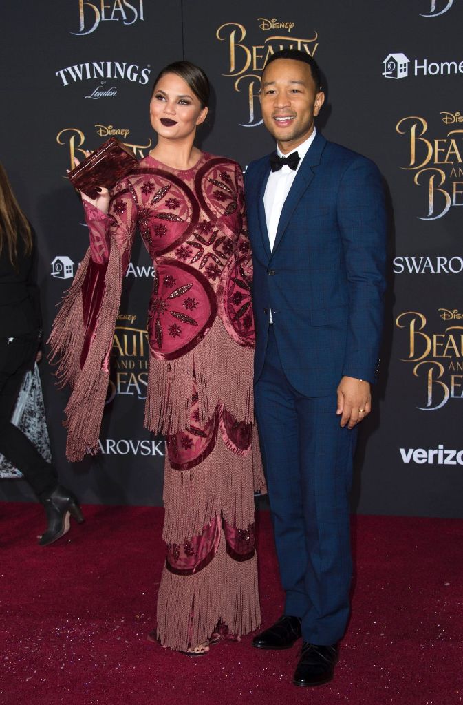 Der Musiker John Legend kommt mit seiner Frau Chrissy Teigen ins El Capitan Theatre in Hollywood. Sie wollte sich die Premiere unter keinen Umständen entgehen lassen.